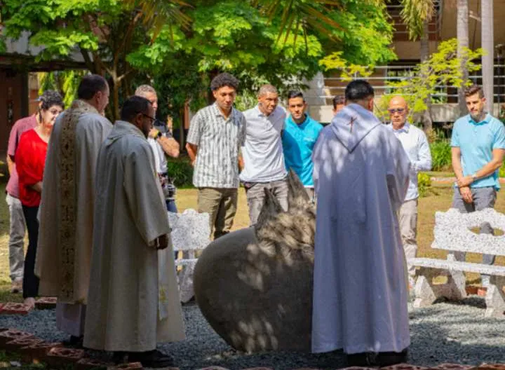 Personas en ceremonia religiosa