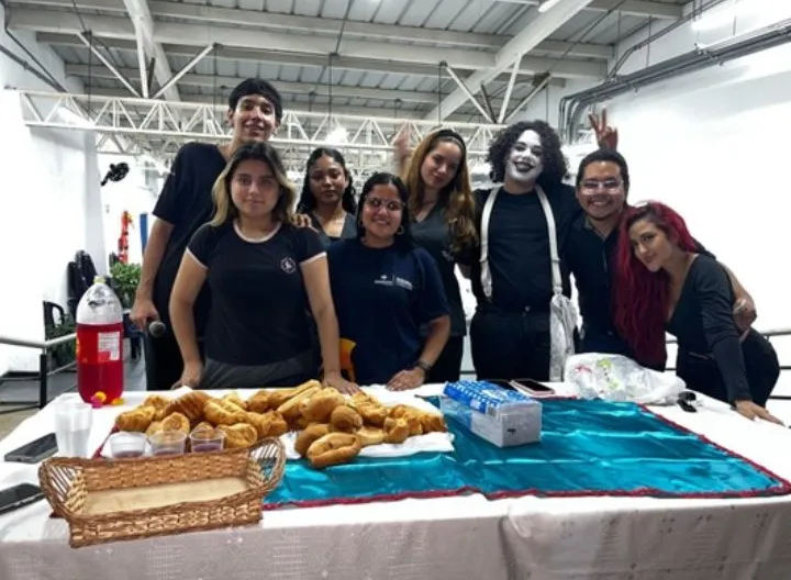 Estudiantes universitarios compartiendo fraternalmente