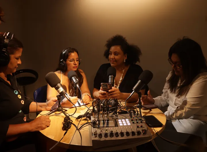 proyecto Mujeres Tejiendo Historias Verdes de Paz en estudio de radio