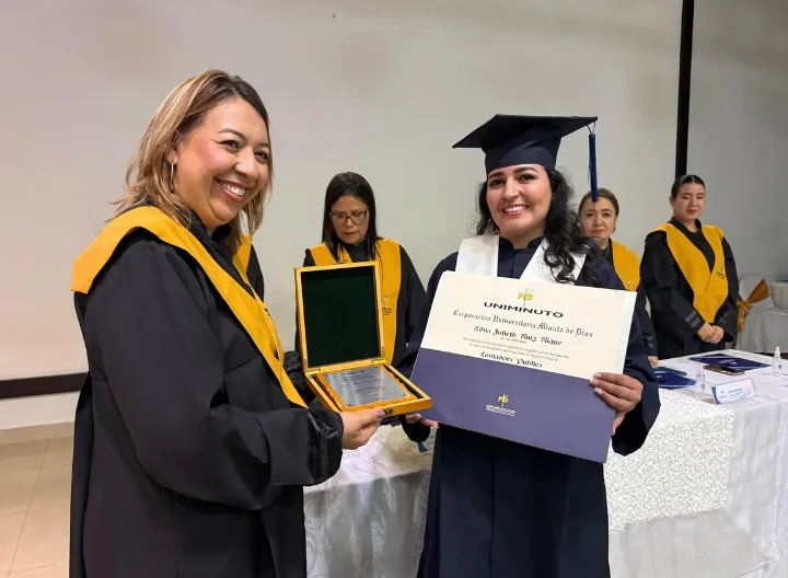 Egresada reconocida como la estudiante número 10.000 del Centro Universitario Ibagué de UNIMINUTO posa junto a la rectora Carolina Tovar Torres,durante la ceremonia de reconocimiento institucional por este hito académico
