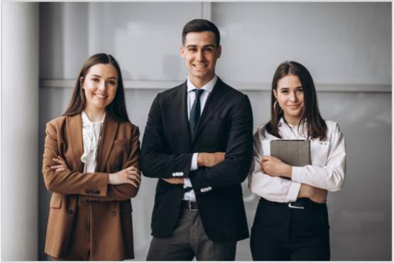 Dos mujeres y un hombre posando a la cámara