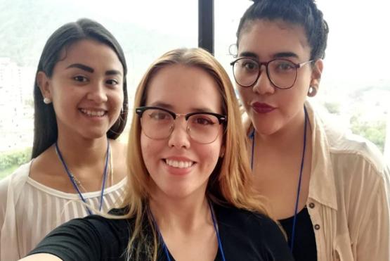 Foto selfie de tres mujeres, dos de ellas tiene anteojos 