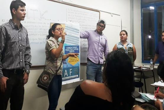 Varias personas en un salón de clases