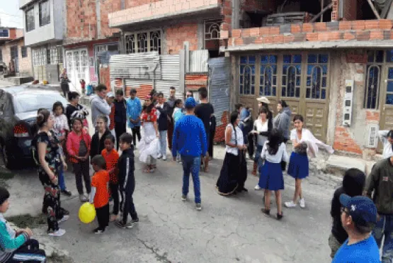 Es la unión de muchas manos juntas que representan la misión de pastoral en ayudar a la comunidad 