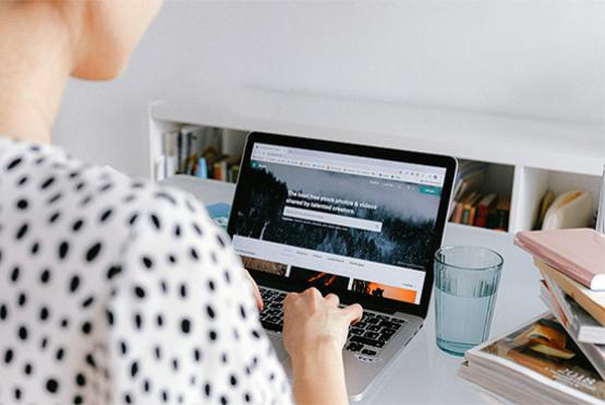 Mujer trabajando en su computador portátil