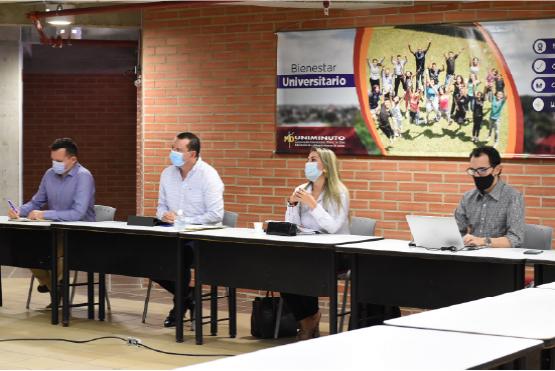 grupo de personas en una mesa con tapa bocas