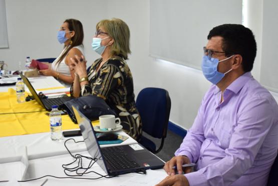 Personas reunidas en un auditorio