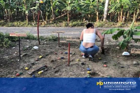 Estudiante mujer en cuclillas  en huerta rural. 