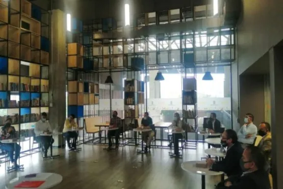 Cinco personas de pie y posando para la cámara, y con distanciamiento social como protocolo de bioseguridad