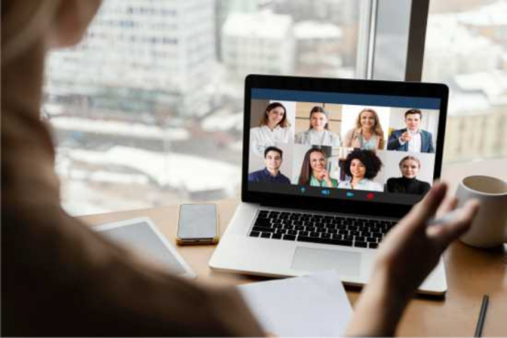 pantalla de computador con personas en video conferencia 