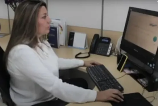 Subdirectora de Graduados en un computador