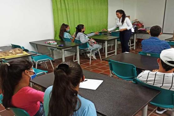 Grupo de seis personas y una profesora participando en las Teoralimpiadas