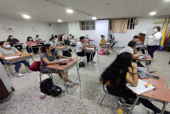 Estudiantes en aula de clase 