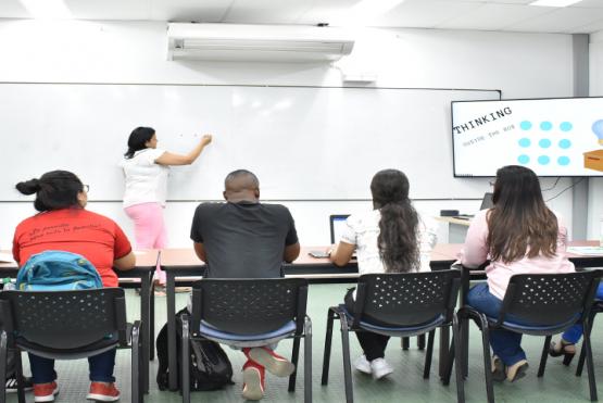 Grupo de personas en exposición de la Tecnología de negocios y mercadeo.