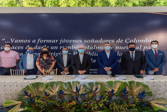 Rectores, obispo y mandatarios locales junto a la vicerrectora regional, posan en la  foto oficial del evento