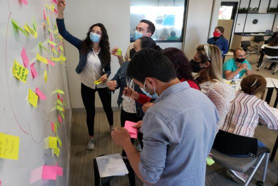 Colaboradores realizando taller en grupo