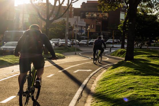 Ciclista se desplaza cicloruta en Bogotá 