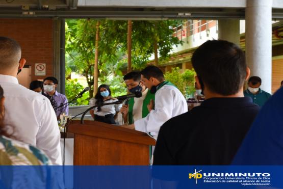 Grupo de personas reunidas celebrando la eucaristía en el Centro Regional Buga de UNIMINUTO