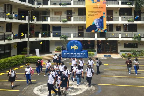 Grupo de estudiates participando de la Feria UNIMINUTO Level 7.0 en el Centro Regional Cali