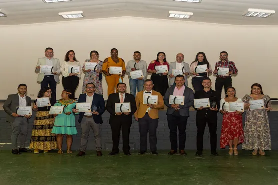 Grupo de personas recibiendo estatuillas como reconocimiento
