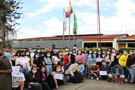 Grupo de becados en el campus rafael garcía herreros, UNIMINUTO Eje Cafetero.