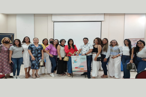 Grupo de mujeres posando 