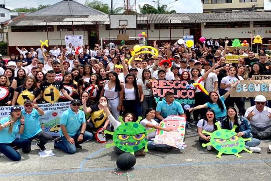 Estudiantes y docentes reunidos en la Conmemoración del Día internacional de la Seguridad y Salud en el Trabajo