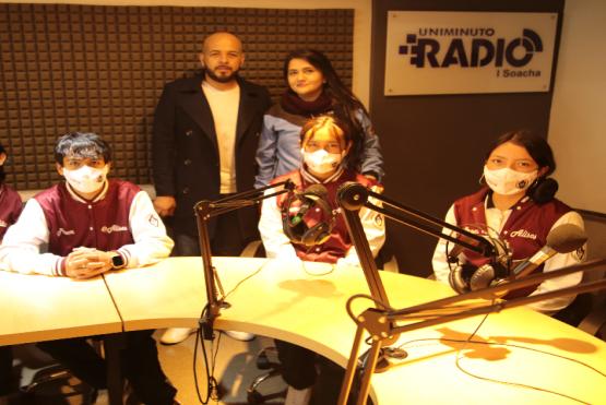 Estudiantes de colegios del municipio de Soacha visitan las instalaciones del laboratorio de radio en UNIMINUTO Soacha