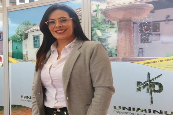 La Vicerrectora Administrativa y Financiera expone los beneficios de estudiar con UNIMINUTO. 