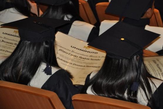 Estudiantes en ceremonia de grado