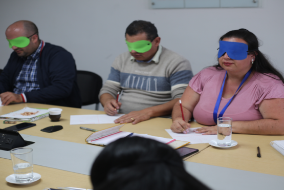 Profesores en taller de braille