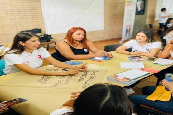 Una de las Mesas de Trabajo instaladas en la Biblioteca de UNIMINUTO Girardot.