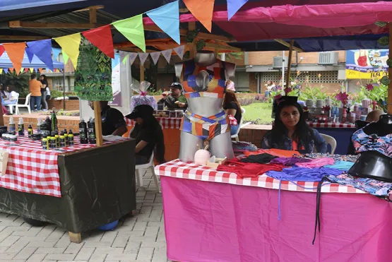 Emprendedoras vendiendo sus productos en la feria