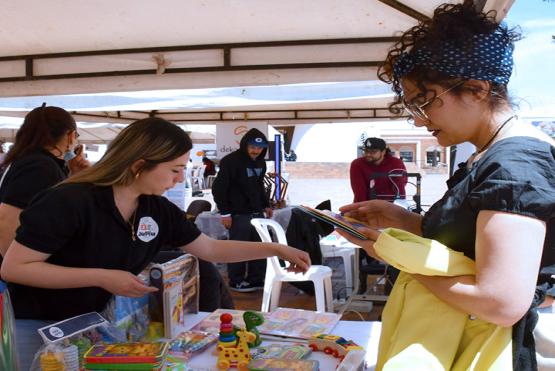 Mujer comprando en caseta de la Primera Feria de MD Micronegocios