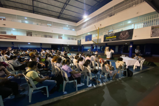 Personas en auditorio 