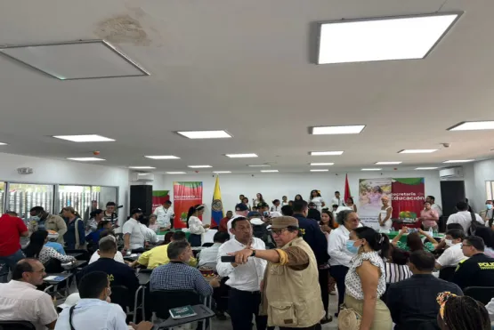 5 hombres reunidos posando a una foto