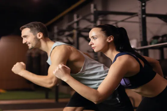 Hombre y mujer corriendo