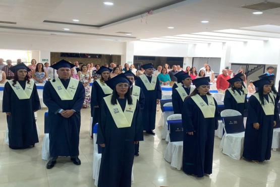 Graduandos haciendo promesa profesional 