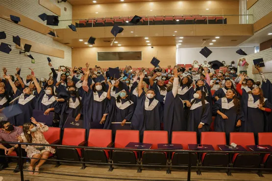 Estudiantes de UNIMINUTO Centro Regional Urabá lanzando sus birretes el día de sus grados 