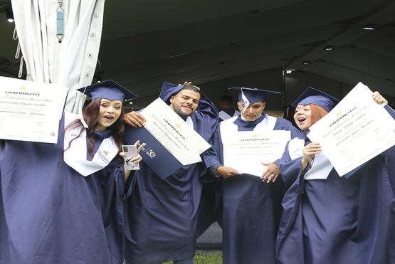 Graduados UNIMINUTON luciendo sus diplomas