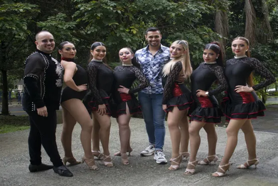 Bailarines de los grupos de proyección UNIMINUTO Seccional Antioquia- Chocó y su docente.