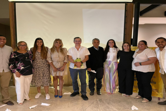 Mujeres y hombres posando 