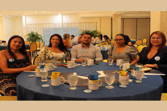 personas en una mesa reunidas en una mesa