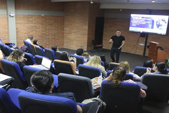 Personas reunidas en un auditorio