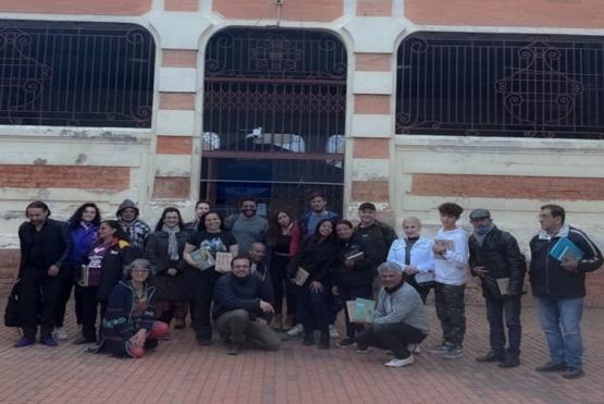 Estudiantes de muestras artísticas frente iglesia las cruces