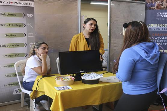 Asistentes en la Feria de Crédito y Empleabilidad UNIMINUTO