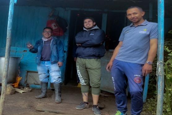 Jovenes campesionos frente a rancho del campo