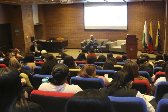 Personas escuchando una conferencia en un auditorio