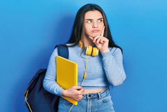 Estudiante pensativa