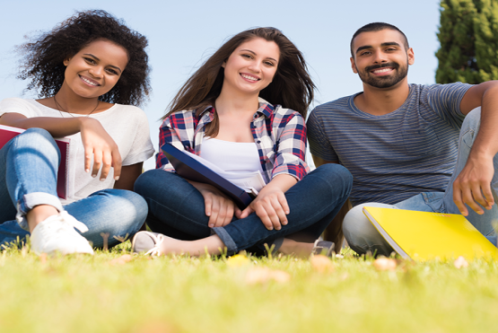 Estudiantes universitarios sonriendo